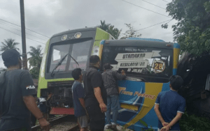 Kereta Api Tabrak Bus Trans Padang Terseret Hingga 20 Meter
